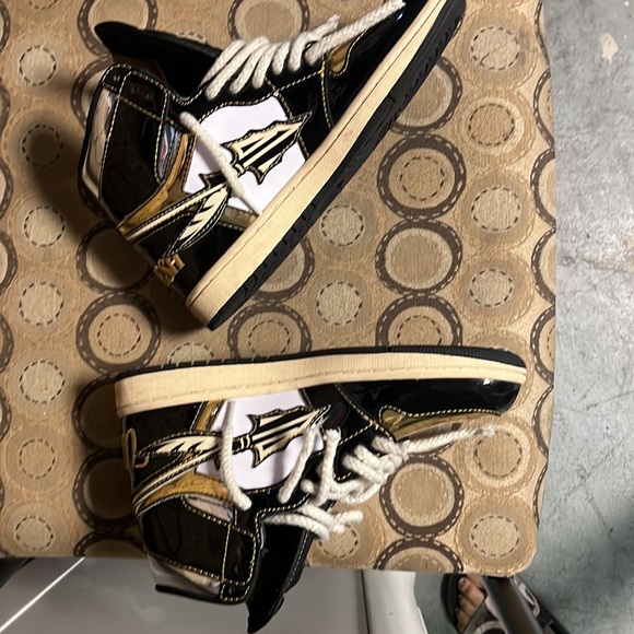 Pelican Jordan 1s - Picture 2 of 3